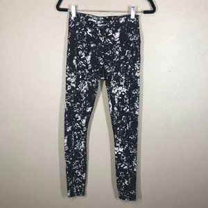Gaiam Black & White Floral Hi-Rise 7/8 Legging